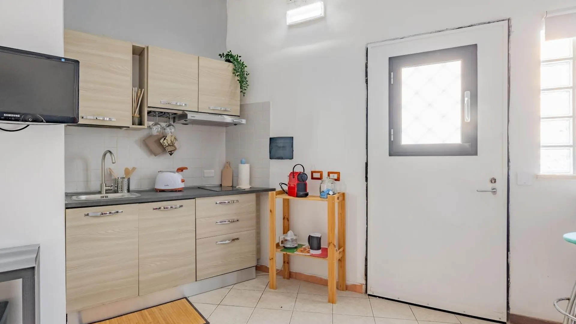 Tiny Indipendent House Apartment Rome Italy